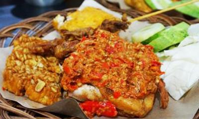 This is the Spiciest Ayam Gepuk in KL - Munch by WORLD OF BUZZ