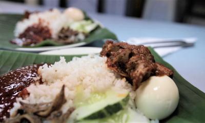 Return to editingThis Gerai Serves 50 Kilograms of Nasi Lemak a Day! - Munch by WORLD OF BUZZ