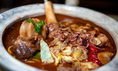 This Stall In Sungai Buloh Serves Noodles With Giant Bone Marrow! - Munch by WORLD OF BUZZ